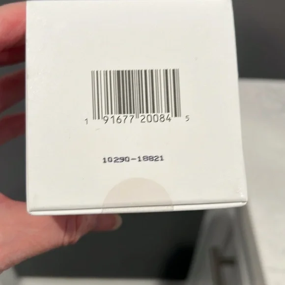 Alo Luminizing Facial Moisturizer - Picture 3 of 4